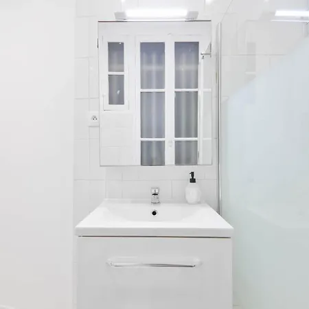 A Stopover In Oberkampf Apartman