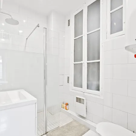 A Stopover In Oberkampf Apartment